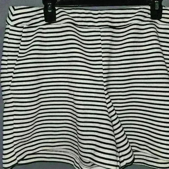 Darjoni Womans Striped Shorts Size XL - Picture 2 of 10